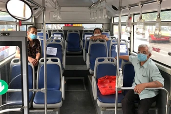 Hành khách bảo đảm ngồi giãn cách khi đi xe buýt.