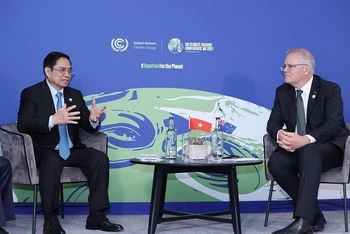 Thủ tướng Phạm Minh Chính gặp Thủ tướng Australia Scott Morrison bên lề Hội nghị COP26. (Ảnh: TTXVN)
