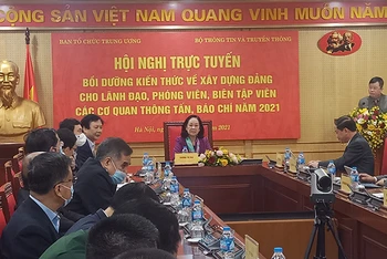 Đồng chí Trương Thị Mai, Ủy viên Bộ Chính trị, Bí thư Trung ương Đảng, Trưởng Ban Tổ chức Trung ương dự và phát biểu tại hội nghị.