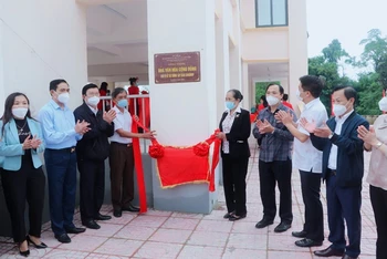 Nguyên Chủ tịch nước Trương Tấn Sang cùng đại diện lãnh đạo cấp ủy, chính quyền địa phương dự lễ khánh thành nhà văn hóa cộng đồng kết hợp tránh trú lũ ở xã Ân Phú, Vũ Quang, Hà Tĩnh.