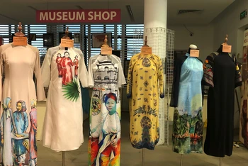 Trưng bày áo dài của các nhà tạo mẫu tặng Bảo tàng tại Bảo tàng Phụ nữ Việt Nam. 
