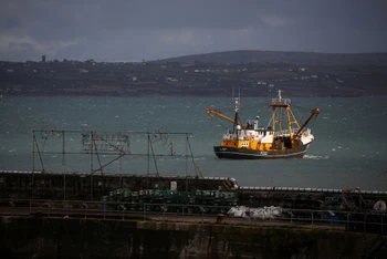 Thuyền đánh cá Billy Rowney rời Cảng Newlyn, Anh. Ảnh: Reuters.