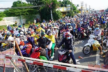 Người dân từ TP Hồ Chí Minh về quê bằng xe máy vào đầu tháng 10/2021.