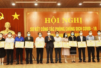 Phó Bí thư Tỉnh ủy, Chủ tịch UBND tỉnh Quảng Trị Võ Văn Hưng tặng bằng khen cho các tập thể.