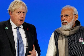 Thủ tướng Anh Boris Johnson và Thủ tướng Ấn Độ Narendra Modi tham dự một cuộc họp trong khuôn khổ Hội nghị thượng đỉnh Liên hợp quốc về biến đổi khí hậu (COP26) diễn ra tại Glasgow, Scotland, Vương quốc Anh ngày 2/11/2021. (Ảnh: Reuters)