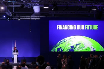 Bộ trưởng Tài chính Anh Rishi Sunak phát biểu tại COP26, ngày 3/11. (Ảnh: Reuters)