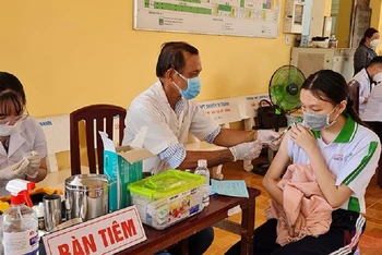 Tiêm vaccine phòng Covid-19 cho các em học sinh trường THPT Chuyên Vị Thanh, TP Vị Thanh, tỉnh Hậu Giang. (Ảnh: PHÙNG DŨNG)