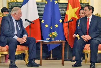 Thủ tướng Chính phủ Phạm Minh Chính và Chủ tịch Thượng viện Pháp Gerard Larcher tại buổi hội kiến. (Ảnh: TTXVN)