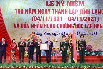 Chủ tịch nước Nguyễn Xuân Phúc trao tặng Huân chương Độc lập hạng nhất cho Đảng bộ, chính quyền và nhân dân các dân tộc tỉnh Lạng Sơn. (Ảnh: TTXVN)
