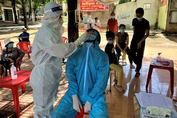 Test nhanh kháng nguyên SARS-CoV-2 trong cộng đồng lần 1 trên địa bàn thành phố Buôn Ma Thuột vào tháng 7/2021.