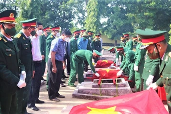 Sau lễ truy điệu, 10 hài cốt liệt sĩ được an táng tại Nghĩa trang liệt sĩ huyện Ea Súp.