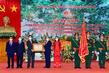Đồng chí Võ Văn Thưởng đã trao Huân chương Độc lập hạng ba cho Đảng bộ và nhân dân các dân tộc tỉnh Tuyên Quang.