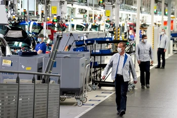 Một dây chuyền lắp ráp ô-tô trong nhà máy của Volkswagen ở Wolfsburg, Đức. (Ảnh: Pool/Reuters)