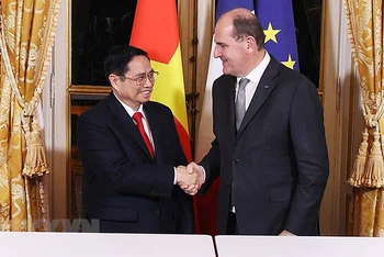 Thủ tướng Phạm Minh Chính và Thủ tướng Pháp Jean Castex tại lễ ký.