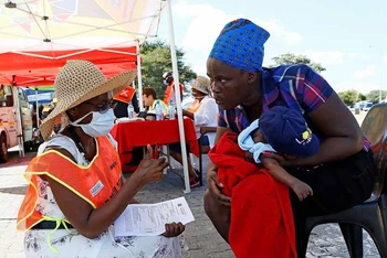 Một trạm khai báo y tế nhằm ngăn chặn dịch bệnh COVID-19 tại Hammanskraal, Nam Phi. (Ảnh: AFP/TTXVN)