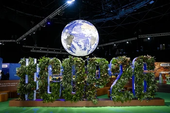 Quả địa cầu tại Trung tâm Hội nghị Scotland (SEC), nơi diễn ra COP26. (Ảnh: Karwai Tang/Chính phủ Anh)