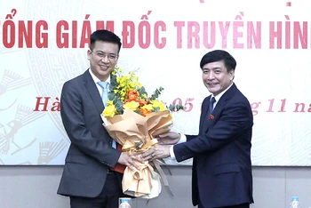 Tổng Thư ký Quốc hội, Chủ nhiệm Văn phòng Quốc hội Bùi Văn Cường tặng hoa chúc mừng ông Lê Quang Minh.