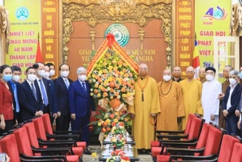 Chúc mừng Giáo hội Phật giáo Việt Nam nhân kỷ niệm 40 năm thành lập. (Ảnh: Vinh DIệp)
