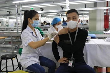 Tiêm vaccine phòng Covid-19 cho công nhân trong khu công nghiệp tại Bắc Ninh.