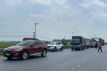 Các phương tiện vận tải lưu thông trên quốc lộ 38, từ Hải Dương đi Bắc Ninh.