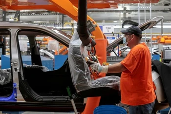 Công nhân lắp ráp ô-tô tại một nhà máy của hãng Stellantis, đặt tại khu liên hợp lắp ráp Detroit, Michigan, Mỹ. (Ảnh: Reuters)