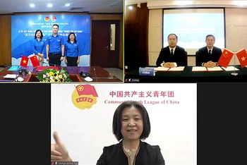 Các đồng chí Đại diện Trung ương Đoàn Thanh niên Cộng sản Hồ Chí Minh và Trung ương Đoàn Thanh niên Cộng sản Trung Quốc ký kết thỏa thuận hỗ trợ. 