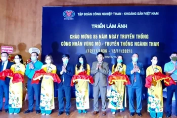 Các đại biểu cắt băng khai mạc Triển lãm.