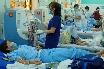 Nhiều bệnh nhân trở lại chạy thận nhân tạo tại Bệnh viện đa khoa tỉnh Thái Bình sáng 5/11.