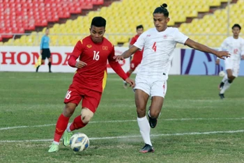 Tiền đạo Hồ Thanh Minh đi bóng trước cầu thủ U23 Myanmar. (Ảnh: VFF)