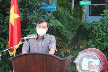 Đại sứ Nguyễn Bá Hùng biểu dương sự cố gắng, nỗ lực vượt qua khó khăn của thầy, trò nhà trường, đặc biệt trong giai đoạn hiện nay. (Ảnh: Xuân Sơn)