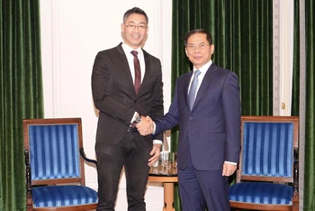Bộ trưởng Ngoại giao Bùi Thanh Sơn tiếp ông Philipp Rosler, Lãnh sự danh dự Việt Nam tại Thụy Sĩ.