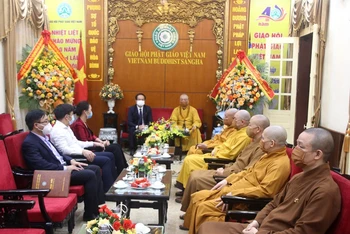 Thứ trưởng Nội vụ Vũ Chiến Thắng cùng đoàn đại biểu đến thăm và chúc mừng Trung ương Giáo hội Phật giáo Việt Nam. (Ảnh: ANH VŨ)