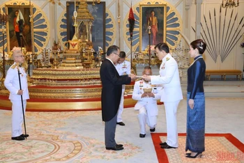 Đại sứ Phan Chí Thành trình Quốc thư tới Nhà vua Thái Lan. (Ảnh: Đại sứ quán Việt Nam tại Thái Lan)