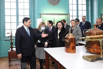 Thủ tướng Phạm Minh Chính thăm Viện Pasteur Paris. (Ảnh: TTXVN)
