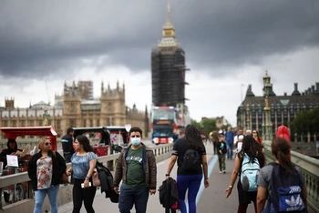 Người dân đi bộ trên cầu Westminster, Anh, tháng 7/2021. (Ảnh: Reuters)