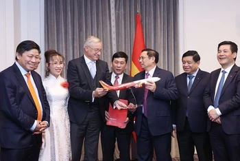Thủ tướng Phạm Minh Chính chứng kiến lễ trao Thoả thuận đối tác chiến lược về thực hiện hợp đồng 119 tàu bay giữa Vietjet và Airbus. (Ảnh: TTXVN)