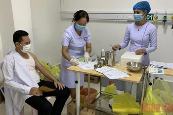 Lào đang tăng tốc tiêm vaccine ngừa Covid-19 cho người dân nhằm đạt mục tiêu 50% dân số được tiêm mũi thứ hai trong năm nay. (Ảnh: XUÂN SƠN)