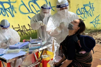 Test nhanh kháng nguyên SARS-CoV-2 trong cộng đồng trên địa bàn phường Tân Tiến, thành phố Buôn Ma Thuột ngày 6/11.