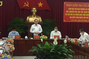 Đồng chí Trần Thanh Mẫn phát biểu ý kiện tại buổi làm việc với Ban Thường vụ Thành ủy Cần Thơ.