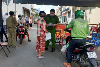 Chốt kiểm soát người và phương tiện ra vào “vùng đỏ” phường Đức Nghĩa, TP Phan Thiết (Bình Thuận).