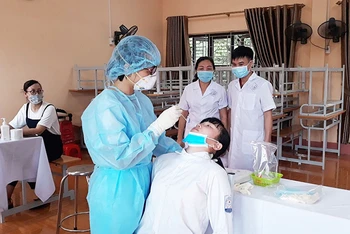Cán bộ y tế đang khẩn trương lấy mẫu xét nghiệm đối với 100% dân số đối với 8 phường ở TP Thái Nguyên.