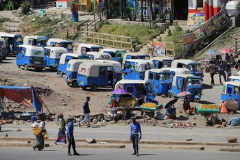 Cảnh sát giao thông làm nhiệm vụ tại khu phố Lafto ở Addis Ababa, Ethiopia, ngày 5/11/2021. (Ảnh: Reuters)