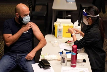 Tiêm vaccine AstraZeneca ngừa Covid-19 tại Bankstown, ngoại ô Sydney, Australia, ngày 25/8/2021. (Ảnh: Reuters)