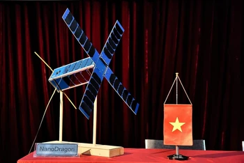 Mô hình vệ tinh NanoDragon "made in Vietnam". Ảnh: MINH DUY.