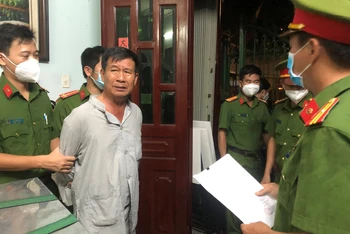 Ông Nguyễn Văn Tuấn áo trắng bị bắt tạm giam.