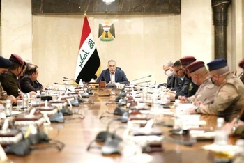 Thủ tướng Mustafa Al-Kadhimi triệu tập cuộc họp với các quan chức an ninh Iraq sau vụ tấn công bằng vật thể bay không người lái vào tư dinh thủ tướng ở Baghdad, Iraq, ngày 7/11/2021. (Ảnh: Văn phòng Thủ tướng Iraq/Reuters)