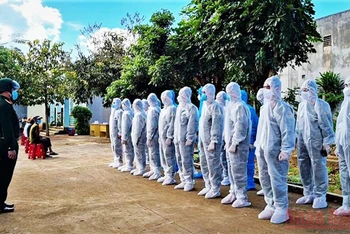 Các học viên quán triệt bảo đảm an toàn trước khi xét nghiệm sàng lọc cho người dân tại làng Khươn, phường Trà Bá, thành phố Pleiku. 