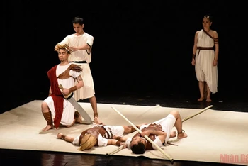 Một cảnh trong vở diễn “Antigone” của tối 6/11.