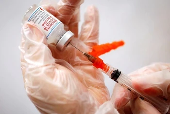 Nhân viên y tế chuẩn bị tiêm liều vaccine Moderna. (Ảnh minh họa: Reuters)