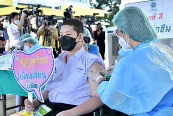 Một học sinh ở thủ đô Bangkok tiêm vaccine ngừa Covid-19 trước năm học mới. (Ảnh: Chính phủ Thái Lan).